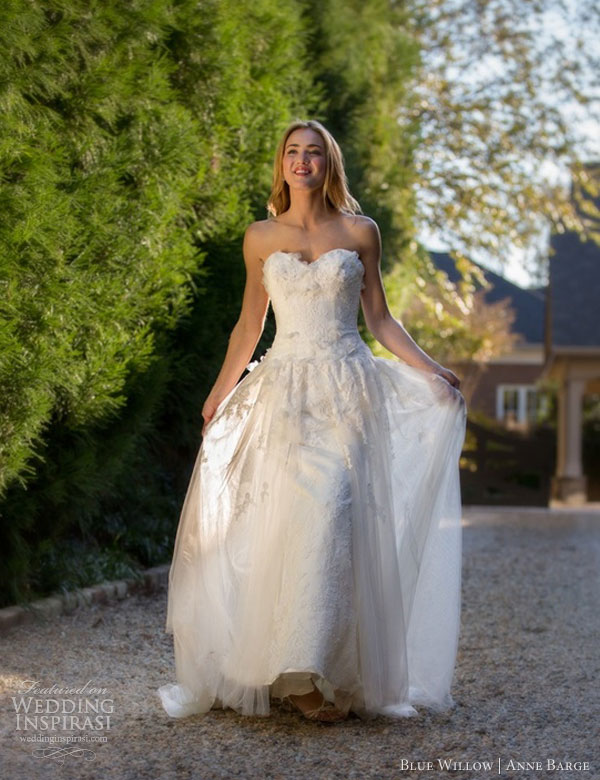 https://www.weddinginspirasi.com/wp-content/uploads/2013/02/blue-willow-anne-barge-fall-2013-summer-strapless-wedding-dress.jpg