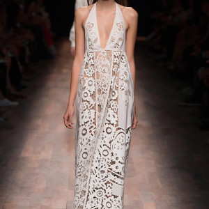 valentino spring 2015 ready to wear sleeveless guipure or crochet lace white gown